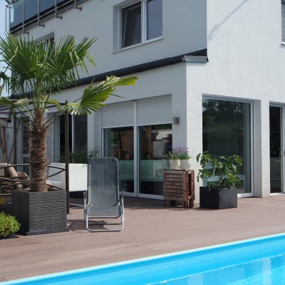 Mélange aus weißen Fenstern mit dem hellblau des Pools