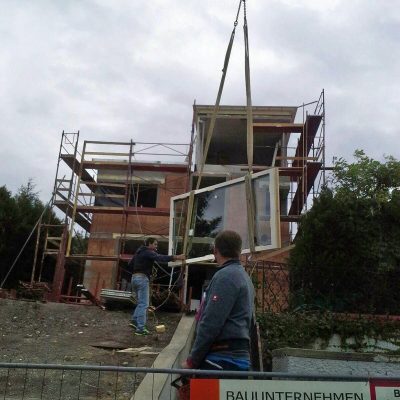 Kranhebearbeiten im Zuge der Fenstermontage